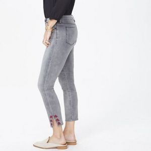 NYDJ Ami Skinny Crop With Roses NEW